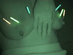 Echte Sklavenmöpse mit Nadeln bearbeiten